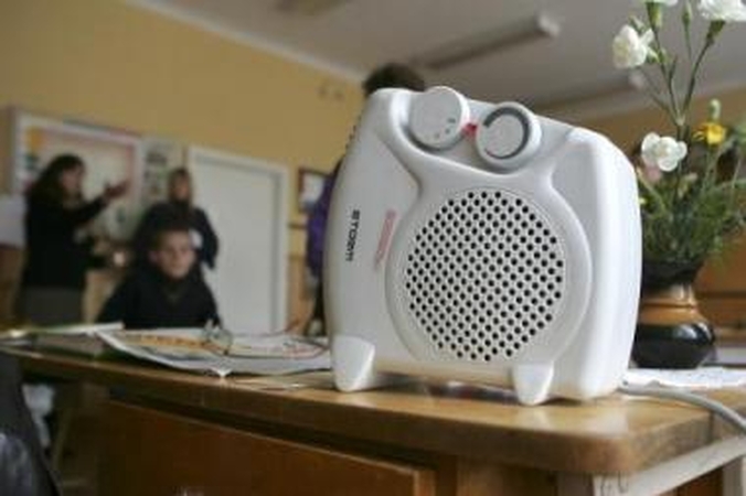 Išeitis: kol radiatoriai keičiami, mokytojai klases šildo elektriniais šildytuvais.