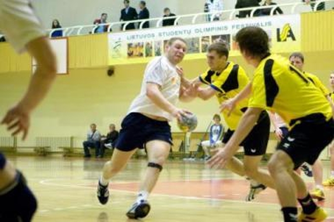 Gynyba: "VPU-Šviesos" rankininkai (geltoni marškinėliai) Jurbarke sugebėjo sustabdyti "Dragūno" žaidėjus.