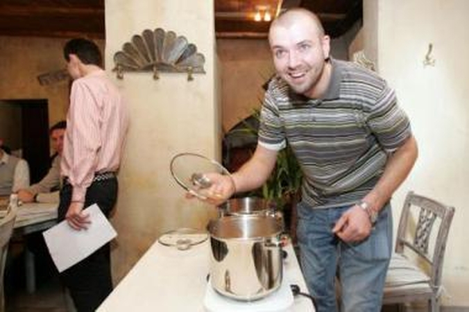 Eksperimentas: ant mažesnės ugnies pastatytas uždengtas puodas užvirė gerokai greičiau nei ant didesnės buvęs atidengtas.