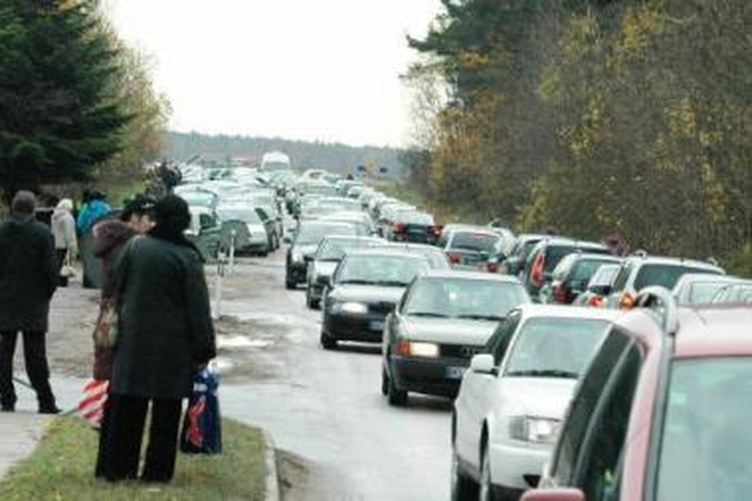Nepatogumai: žmonėms, Visų šventųjų dieną ar per Vėlines lankantiems artimųjų kapus, tradiciškai nemažai laiko tenka praleisti automobilių spūstyse.