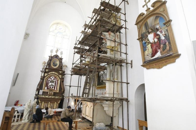 Auksiniai sparnai puoš Kretingos bažnyčios altorių