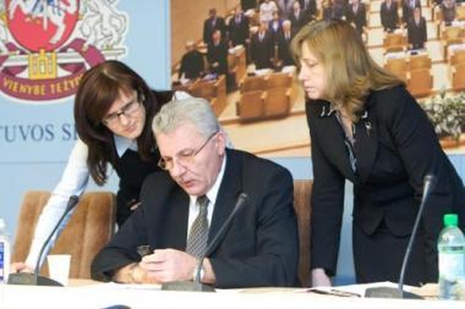Seimo lakštingalos nebegaus honorarų