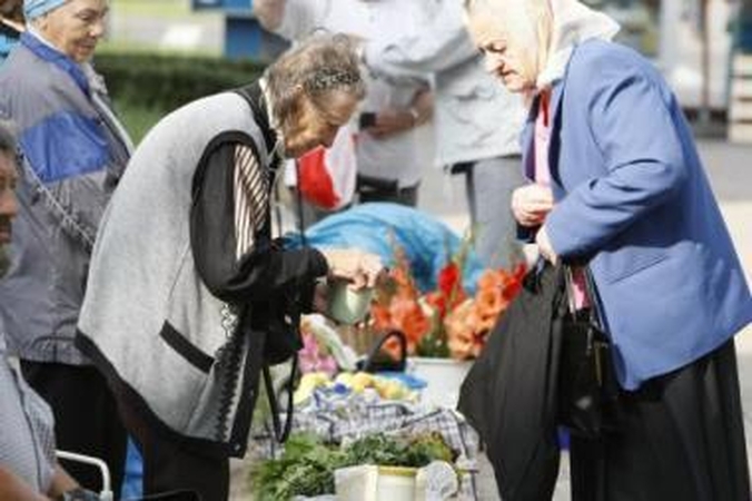 Absurdas: priimtais įstatymais valdžia pensininkams neleidžia prisidurti prie apkarpytos pensijos.