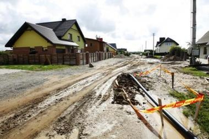 Klampynė: po komunikacijų tiesimo darbų "Tauro" sodai – nepasiekiami.