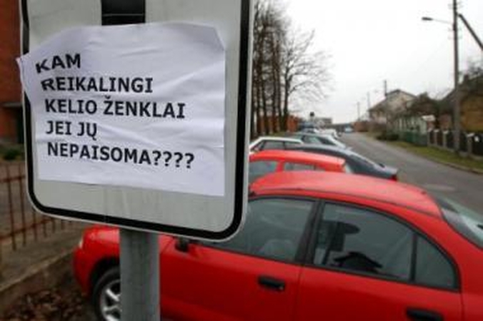 Į vairuotojų sąžinę beldžiasi skelbimais