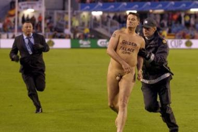 Žvaigždė: žinomiausias sporto varžybų nuogalius M.Robertsas per UEFA taurės turnyro finalą Geteborgo "Ullevi" stadione.