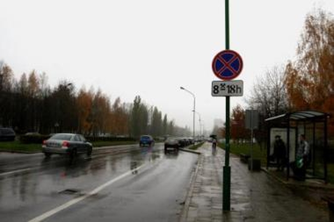 Ignoravimas: Statybininkų prospekte automobilius paliekantys vairuotojai "nepastebi" draudžiančio stovėti ženklo.
