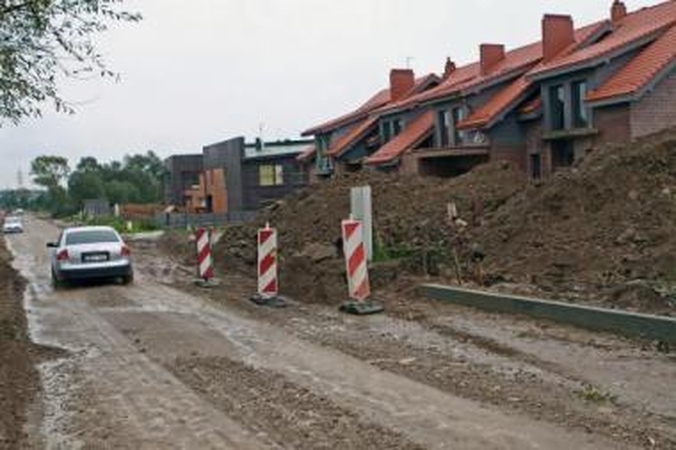 Nepatogumai: kelią rausę darbininkai privataus namo kieme paliko krūvas žemių.