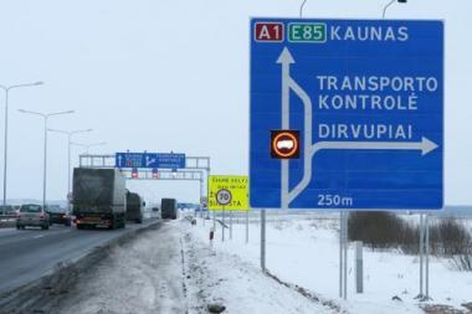 Magistralėje sveriami vilkikų kroviniai