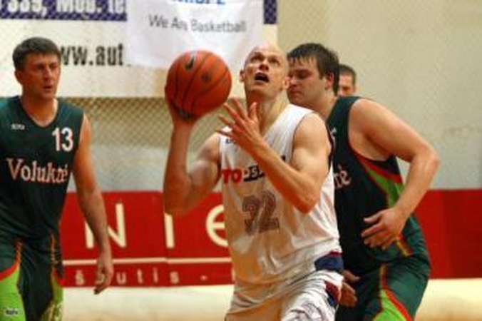 Patirtis: per "Kauno dienos" Didžiosios taurės finalą S.Štombergui (su kamuoliu) nesutrukdė ir gynybos specialistas D.Maskoliūnas (kairėje).
