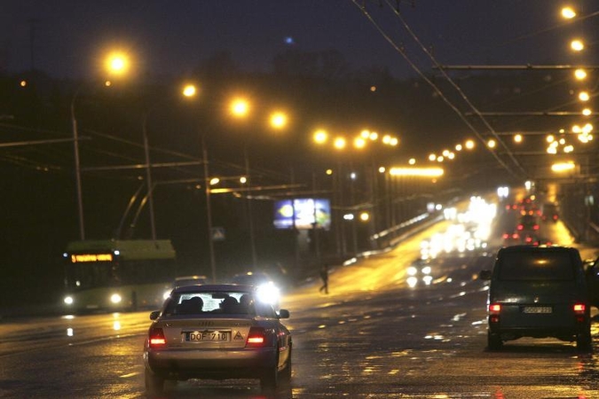 Apšvietimo nesulaukia šimtai Kauno gatvių