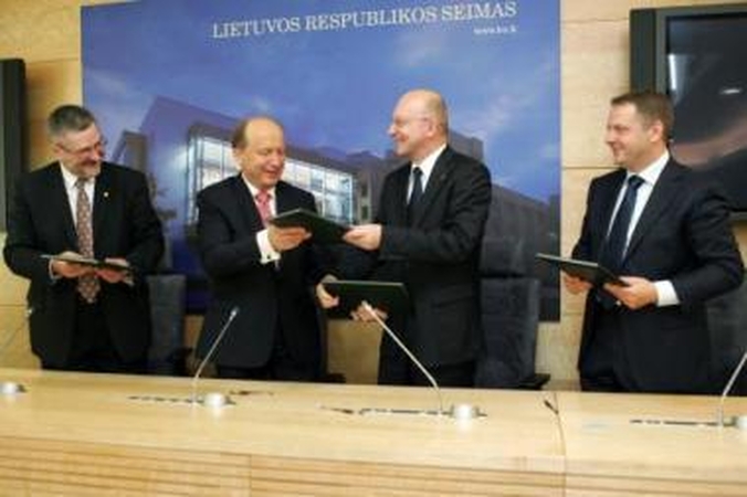 Pasveikinimas: pareiškimą apie koalicijos tęstinumą keturių partijų lyderiai pasirašė likus vos valandai iki D.Grybauskaitės inauguracijos.