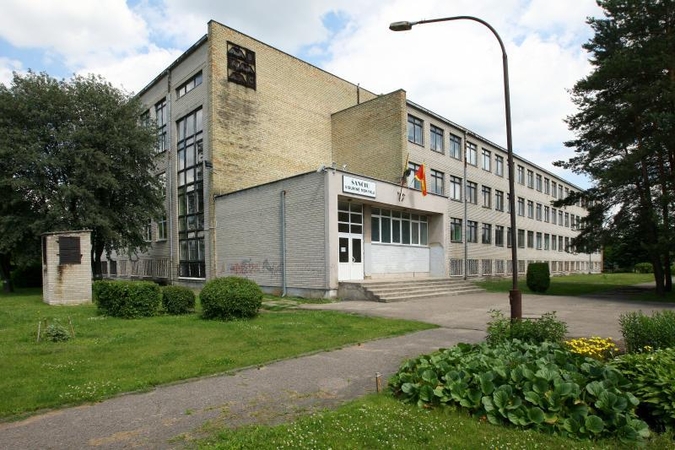 Šančių vidurinė: tituluota mokykla byrančiais langais