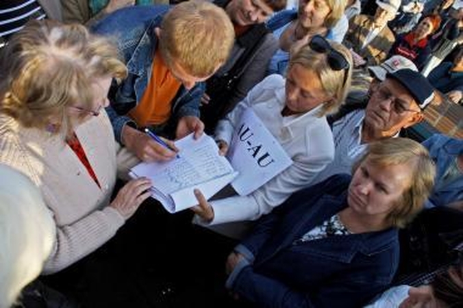 Priemonė: "Bandužių" bendrijos nariai, norėdami nuversti pirmininką, kuris galimai neteisėtai dirbo net 10 metų, surengė kelis piketus ir net mitingą.