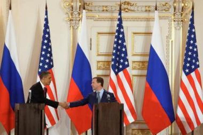 Prestižas: pasirašydamas sutartį B.Obama pagaliau įrodė pasauliui, kad pelnytai gavo Nobelio taikos premiją. O D.Medvedevas džiaugiasi, kad Rusija tapo lygiaverte Vašingtono partnere.