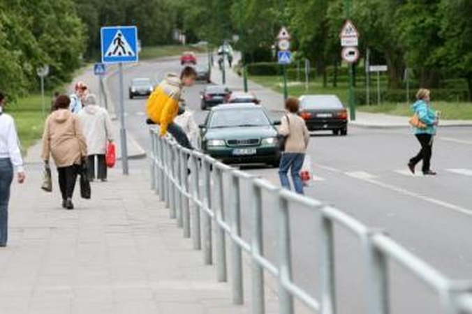 Taisys: vienas remontuotose gatvėse nustatytų defektų – nusėdę kelio atitvarai Debreceno gatvėje.