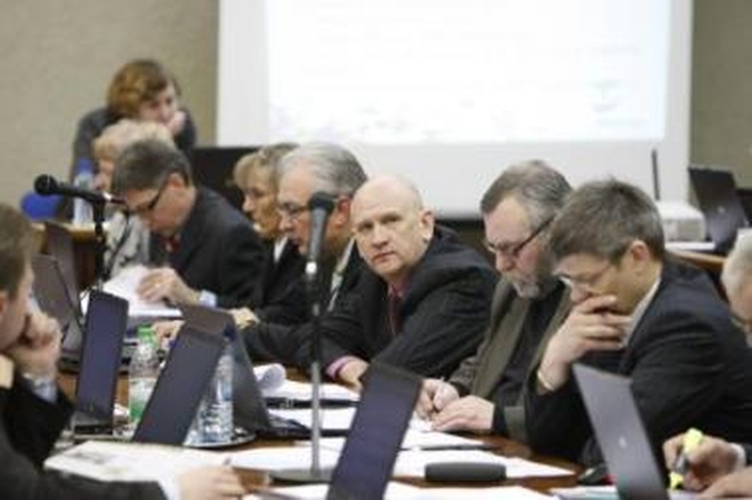 Godumas: nors visi tarybos nariai yra aprūpinti kompiuteriais, daugelis jų vis tiek gviešiasi pinigų popieriui, trintukams ir pieštukams.