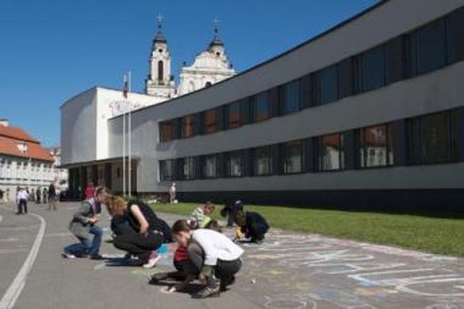 Sekasi: Vilniaus centre įsikūrusiai Salomėjos Nėries gimnazijai pavyksta išsiversti be priverstinių atostogų.