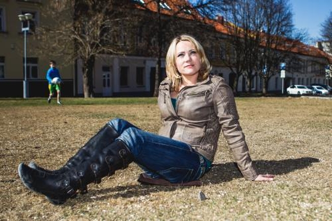 Vaikystėje nupjautas kojas primena randai