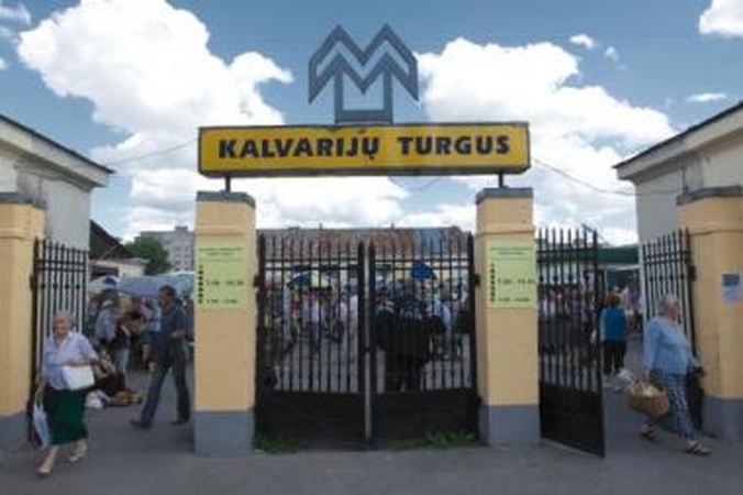 Problema: Kalvarijų turgus yra tapęs ne tik smulkiųjų prekiautojų, bet ir nelegalios produkcijos pardavėjų vieta.