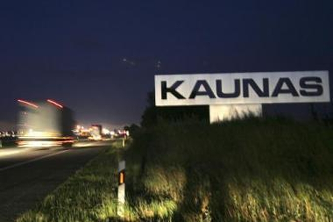 Apsileido: Kauną reprezentuojančių naujų ženklų priežiūra niekam nerūpi – apaugę aukšta žole jie tarsi įspėja, kad atvykstama į apleistą miestą.