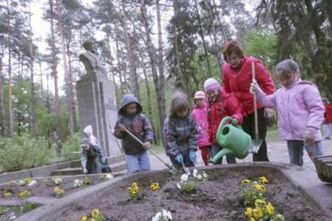 Pamoka: darželinukai parodė suaugusiems dėdėms ir tetoms gerą pavyzdį.