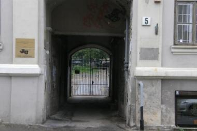 Konfliktas: šių vartų statybas inicijavę vilniečiai tikina, kad tai padaryta sutarus su visais namo gyventojais, bet vienas kaimynas tvirtina priešingai.