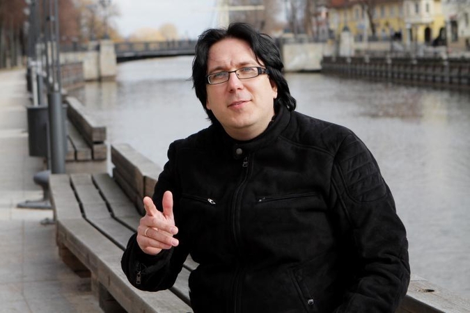 Andrius Burba nepasigenda turtingų dėdžių