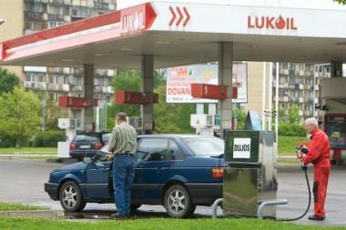 Pamokos: dėl pasikeitusios tvarkos "Lukoil" degalinių darbuotojai moko vairuotojus, kaip ateityje reikės savarankiškai pripildyti automobilio baką dujomis.
