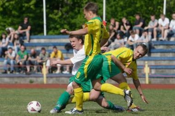 Persvara: "Žalgirio" futbolininkai (geltoni marškinėliai) be vargo įveikė "Lietavos" ekipą.