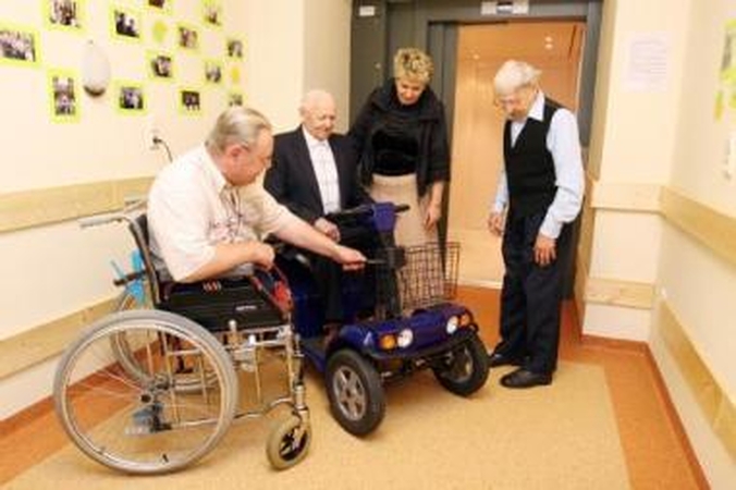 Dovana: rėmėjų atvežtas elektrinis vežimėlis padės seneliams išjudėti į lauką. Globos namų vedėja R.Senkienė tikino, kad jį valdyti nebus sunku.
