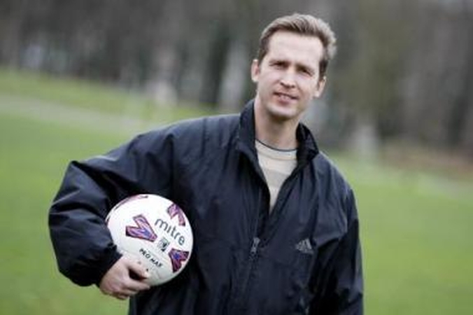 Priklausomybė: A.Žutai su futbolo kamuoliais tenka susidurti kasdien – darbe, senjorų varžybose arba teisėjaujant rungtynėse.
