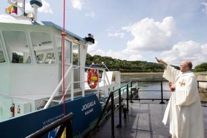 Nuomonė: jūrininkai, kurie tiki Neptūnu ir jūros jėga, laivus šventinti prašo katalikų kunigų įsitikinę, kad laivo šventinimas apsaugo nuo nelaimių.