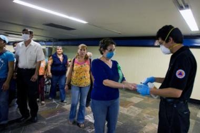 Priemonės: į Meksikos sostinės metro dabar galima patekti tik dezinfekavus rankas.