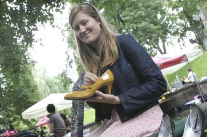 Asortimentas: kaunietė Agnė turgaus lankytojams siūlė savo ir mamos nešiotus batus.