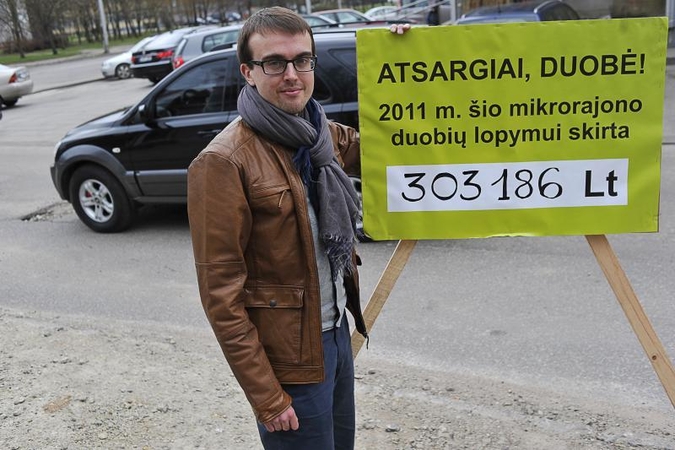 Milijonai  duobėms – kaip į kiaurą maišą   