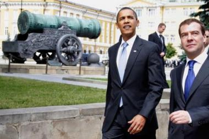 Politika: naujajam Baltųjų rūmų šeimininkui B.Obamai (kairėje) draugystė su Rusijos vadovu D.Medvedevu svarbesnė nei Vidurio ir Rytų Europa.