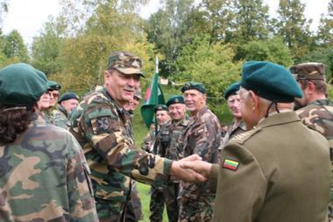 Ligos bijo uniformuotų žmonių
