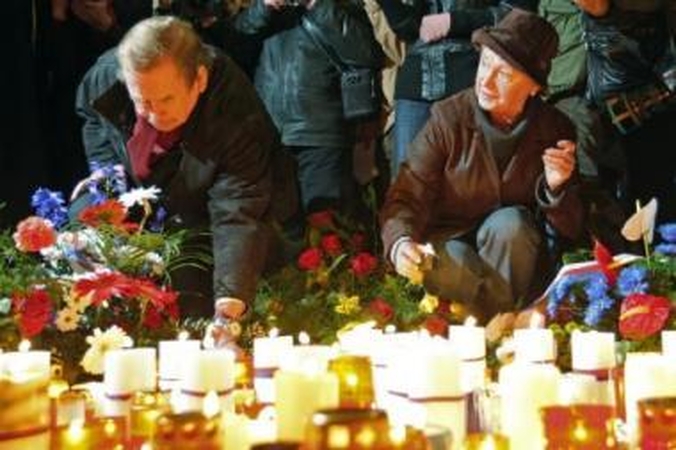 Čekai ir slovakai prisiminė Aksominę revoliuciją