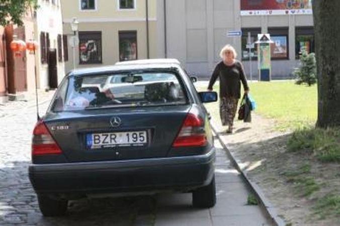 Situacija: senamiestyje automobiliai užkariavo pėstiesiems skirtus šaligatvius.