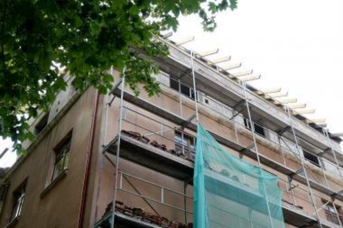 Bėda: dėl palėpės rekonstrukcijos darbų į kelis S.Daukanto g. 35 namo butus plūsta lietaus vanduo.