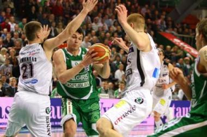 Užtvaros: vilniečiai agresyvia gynyba išmušė "Žalgirio" krepšininkus iš vėžių.