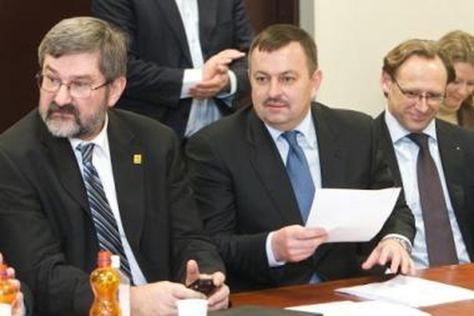 Šventė: prieš šimtą dienų į mero kėdę atsisėdęs V.Navickas (viduryje) iš senosios valdžios paveldėjo skolas ir krūvą nebaigtų darbų.