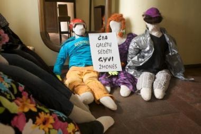 Pasiruošimas: protesto akcijai "Cozy" pasiruošė lėles, imituojančias galimus klientus.
