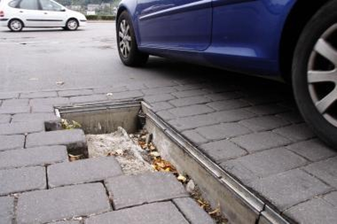 Atnaujintos Kauno gatvės jau griūva