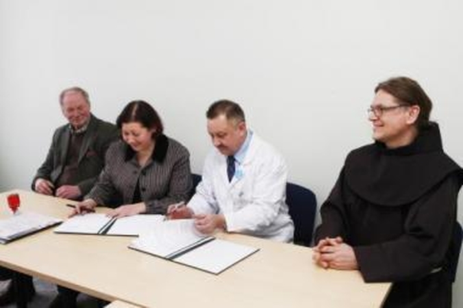 Pranciškonai ir medikai pasirašė sutartį