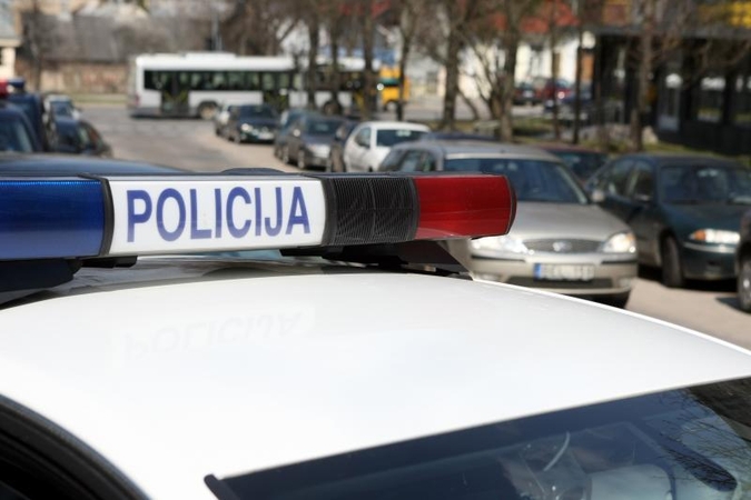 Baudas mokėsime policijos automobilyje