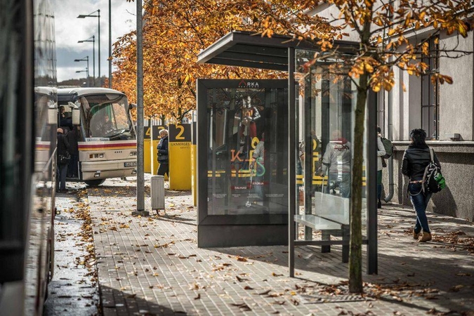 Nebereikės autobuso laukti stovint purve